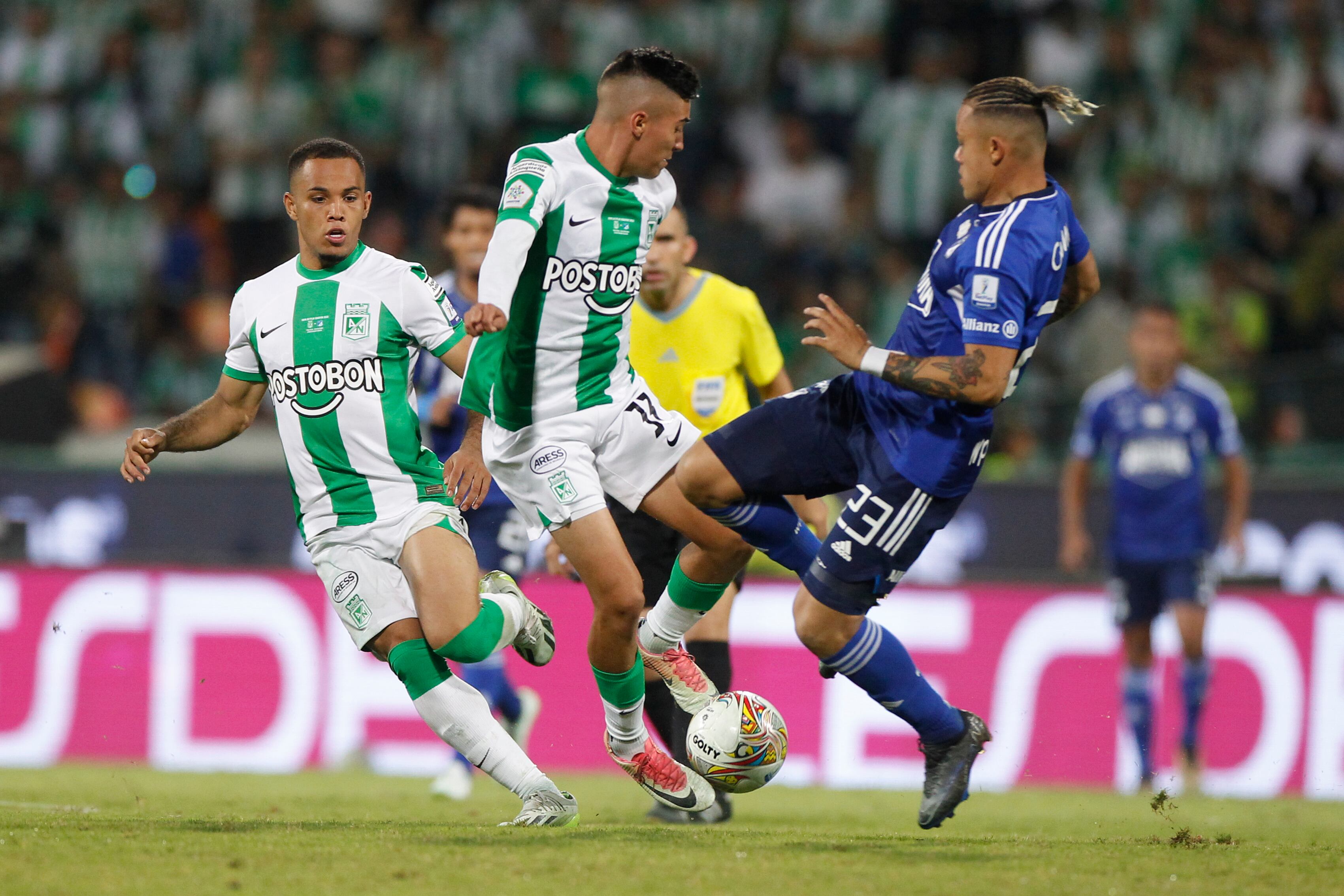 AMDEP3880. MEDELLÍN (COLOMBIA), 23/11/2023.- Samuel Velásquez (c) de Nacional disputa el balón con Leonardo Fabio Castro (d) de Millonarios hoy, en la final de la Copa Colombia entre Atlético Nacional y Millonarios en el estadio Atanasio Girardot en Medellín (Colombia). EFE/ Luis Eduardo Noriega Arboleda