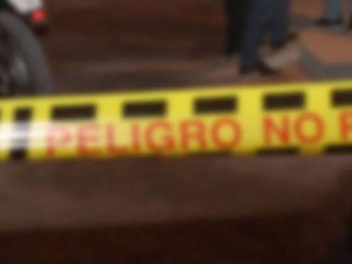 A un hombre lo bajaron de un bus y le dispararon delante de su hija