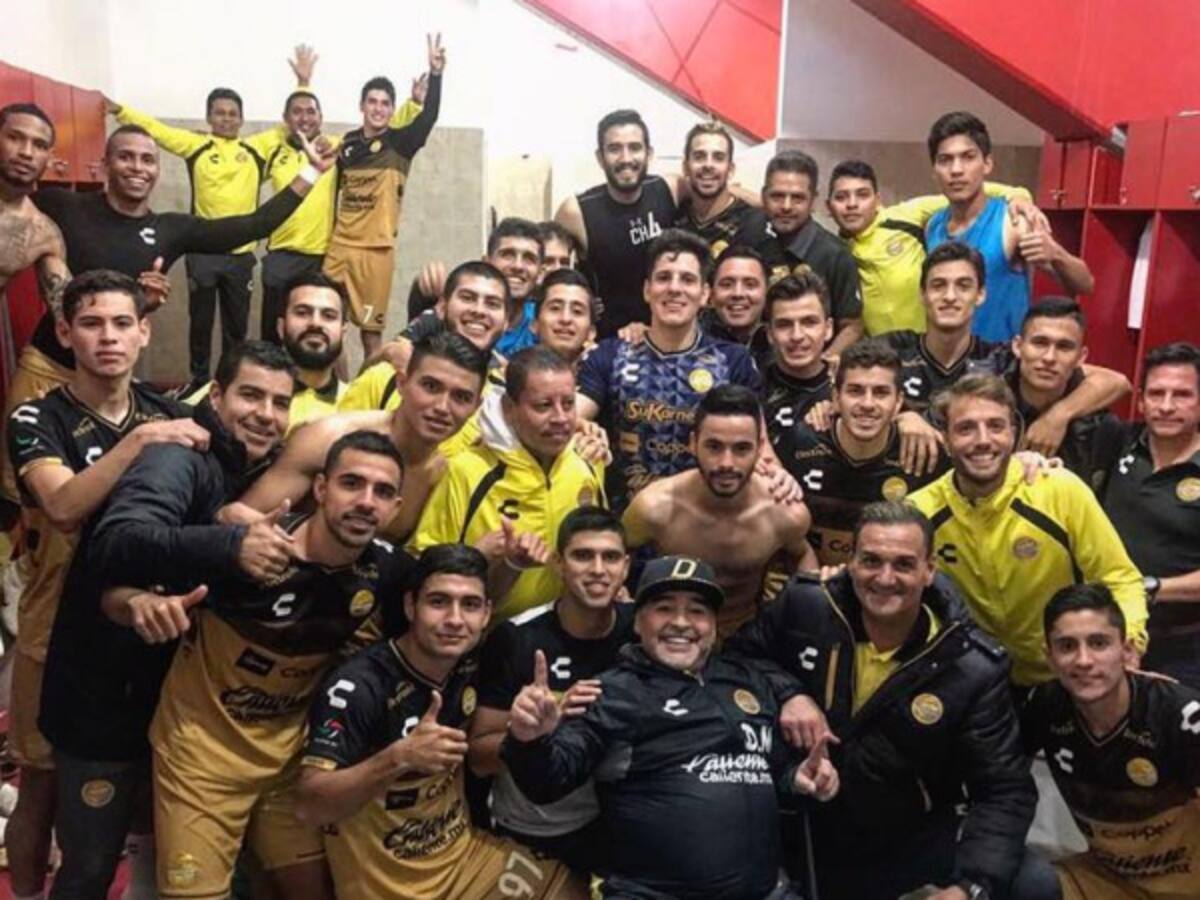 Maradona celebró triunfo de Dorados con bastón y bailando