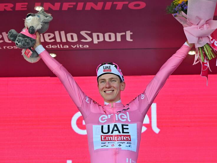 Desenzano Del Garda (Italy), 18/05/2024.- Slovenian rider Tadej Pogacar of Uae Team Emirates, retaining the overall leader&#039;s pink jersey, celebrates on the podium after the 14th stage of the Giro d&#039;Italia 2024, an individual time trial (ITT) over 31.2 km from Castiglione delle Stiviere to Desenzano del Garda, Italy, 18 May 2024 (Ciclismo, Italia, Eslovenia) EFE/EPA/LUCA ZENNARO
