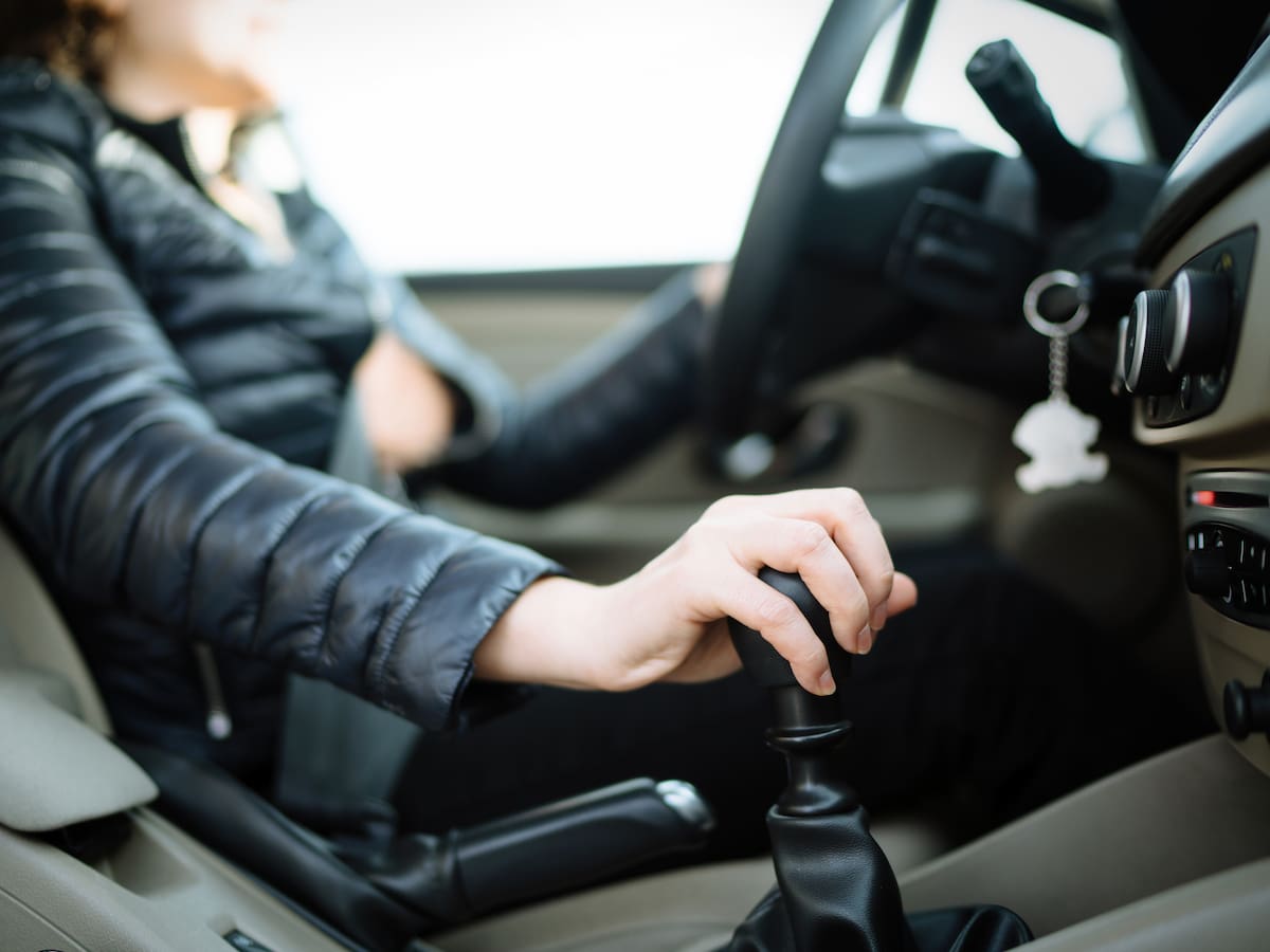 ¿Qué pasa si se acelera un carro estando en neutro? Le contamos