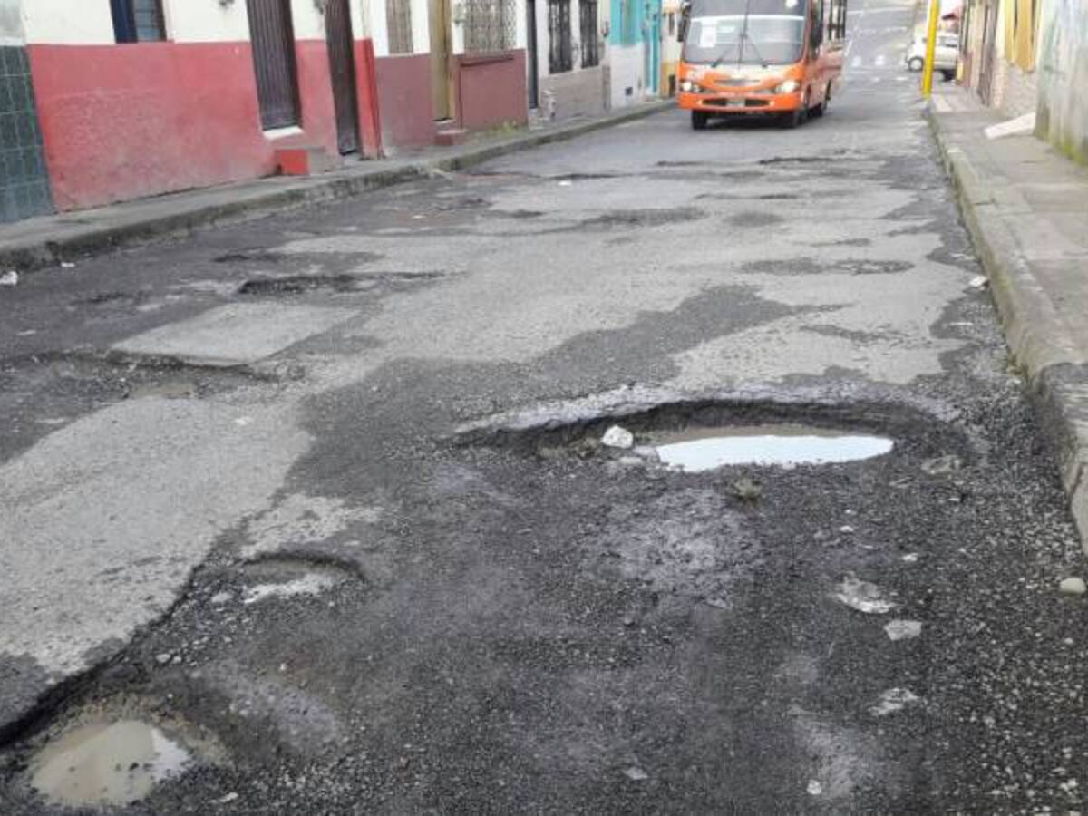 Esta es una de las vías con más huecos en Pereira