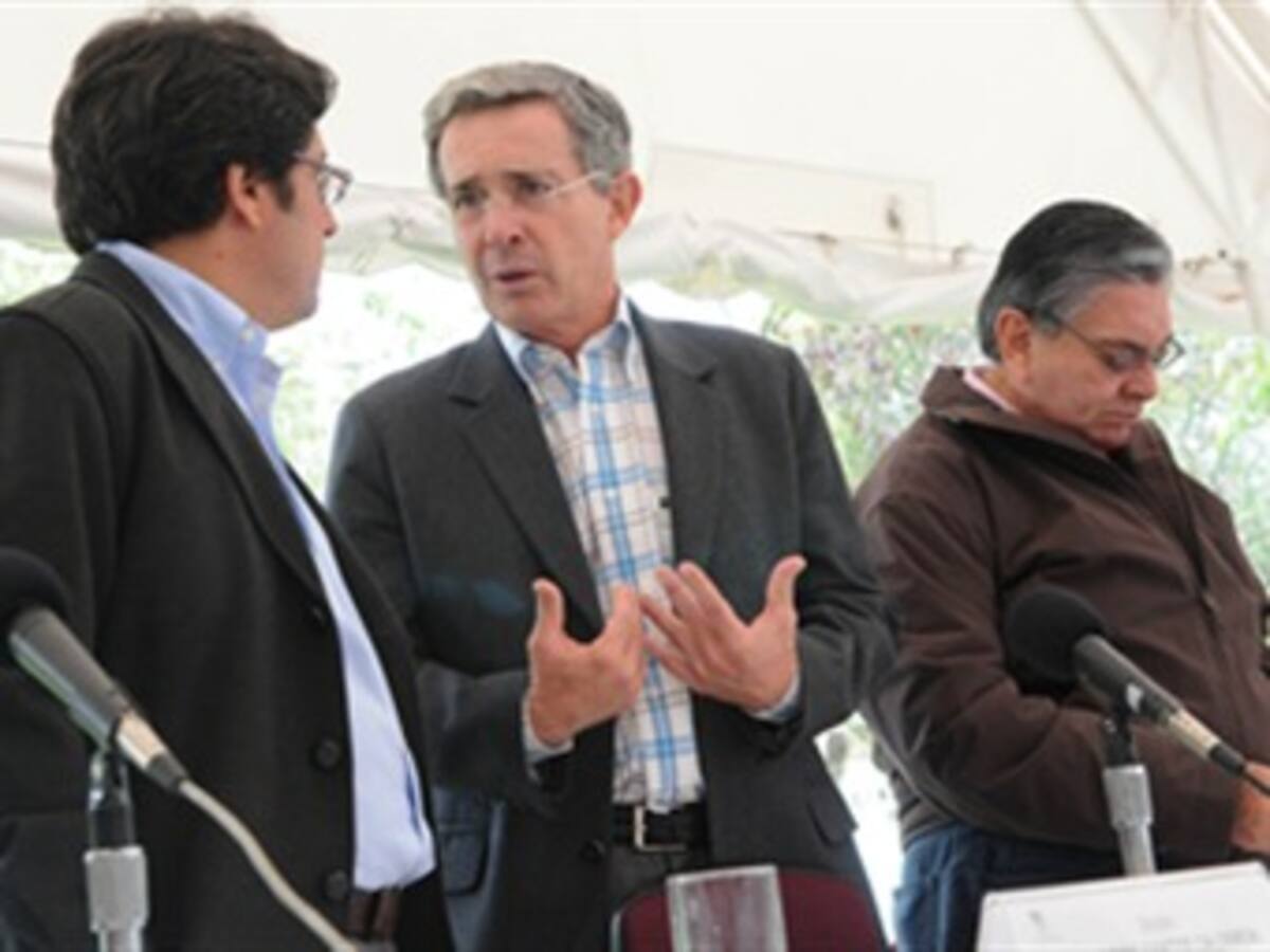 Uribe planea con sus ministros los últimos 150 días de gobierno