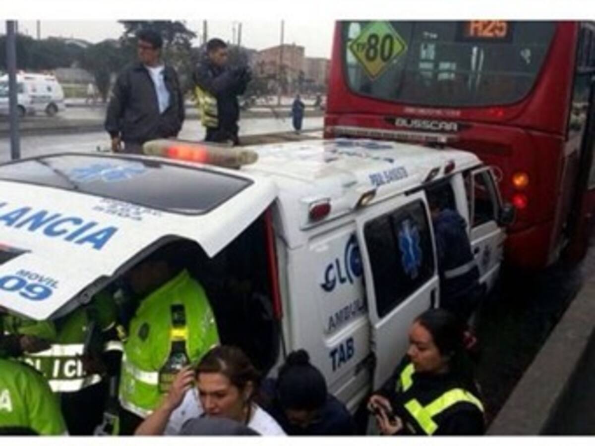Dos heridos por choque de ambulancia con bus de Transmilenio al sur de Bogotá