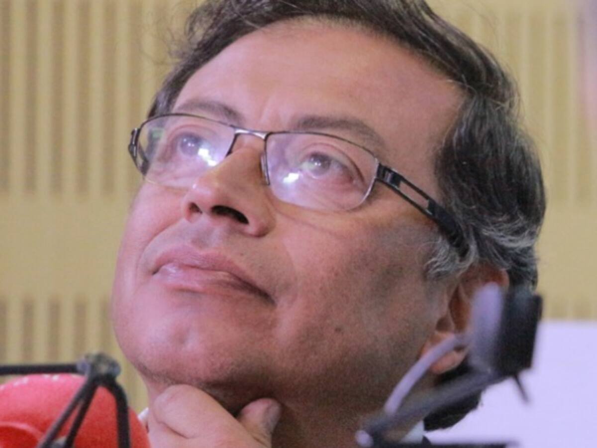 Propongo democratizar el capital y el saber: Petro