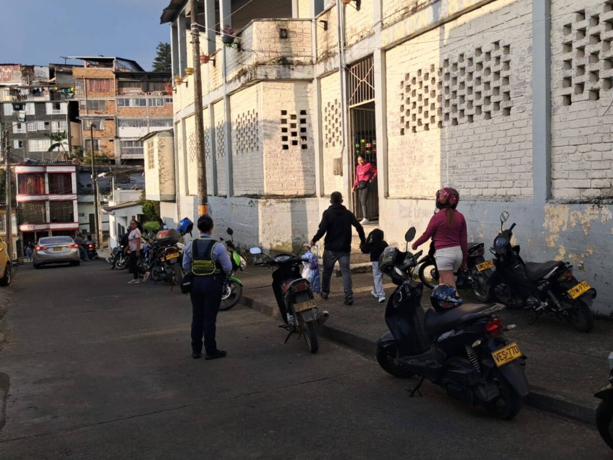 Un hombre y su madre son capturados en Caldas por intimidar e intentar agredir a agentes de tránsito