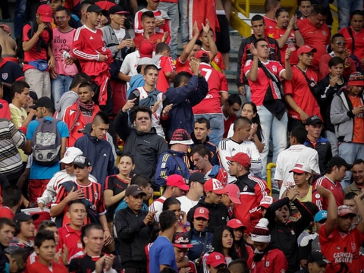 En video registran enfrentamientos de hinchas del América con el Esmad