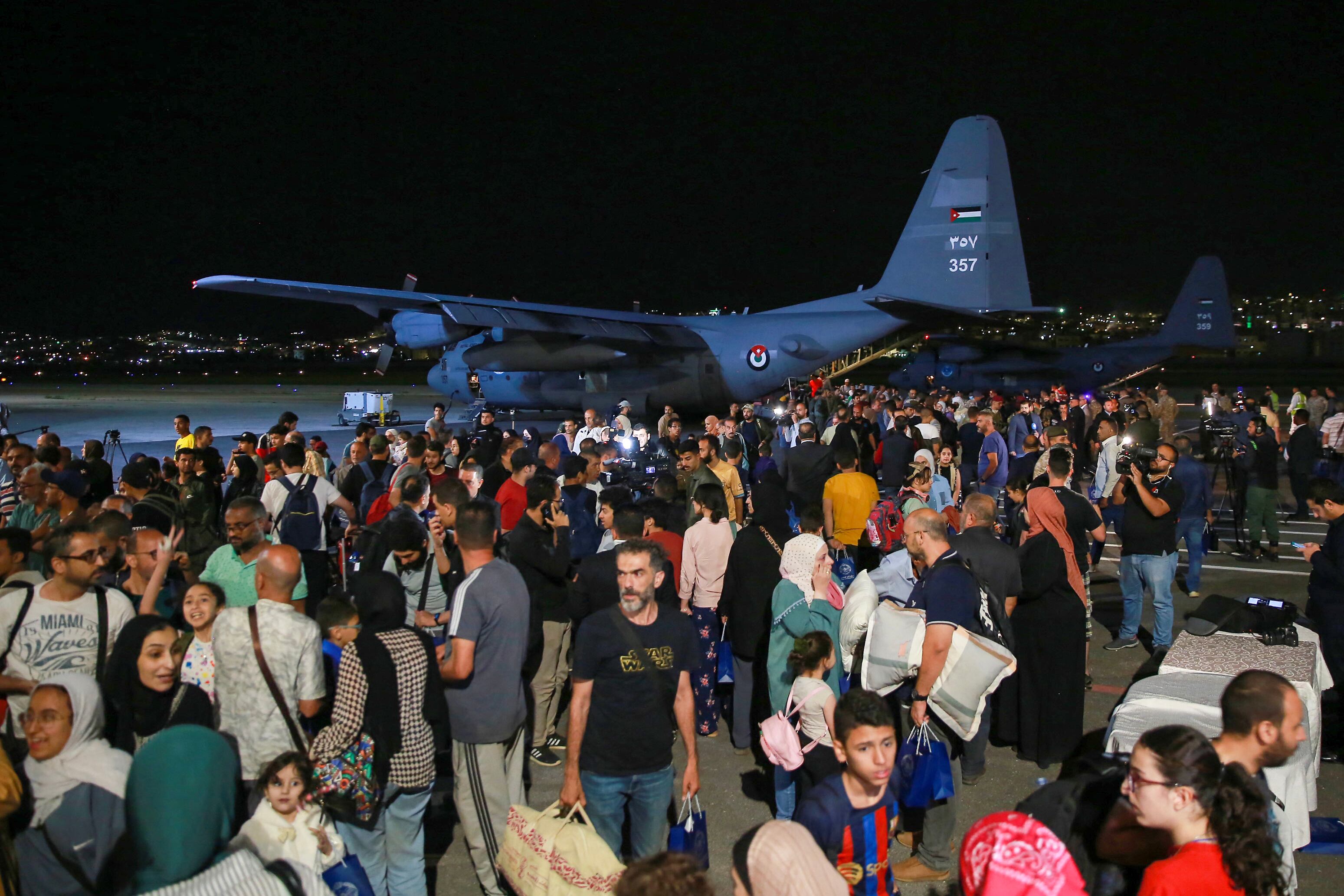 Evacuación de civiles en Sudán. Varias aeronaves de distintos países han llegado al aeropuerto militar de Amman. 
(Foto: KHALIL MAZRAAWI/AFP via Getty Images)