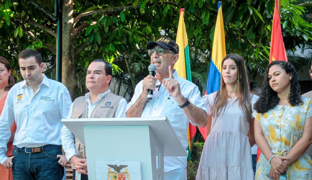 William Dau asistió al acto protocolario de apertura de elecciones y luego ejerció su derecho al voto