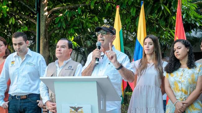 William Dau asistió al acto protocolario de apertura de elecciones y luego ejerció su derecho al voto