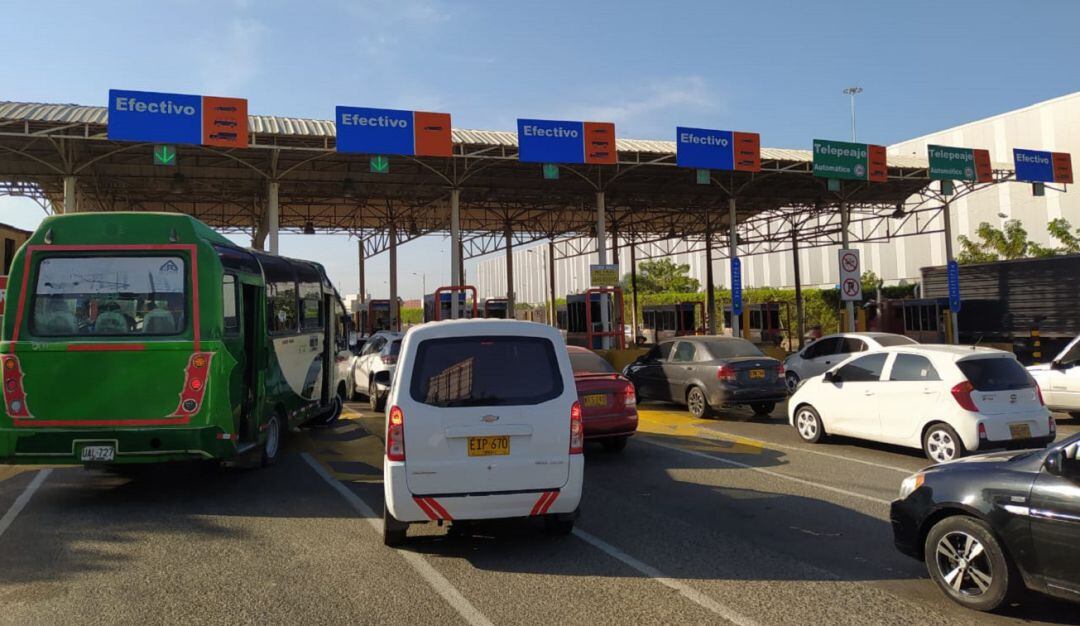 Trancón en el peaje de Ceballos