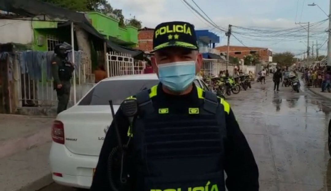 Con el compromiso de garantizar la seguridad y convivencia ciudadana, el comando de la Policía Metropolitana de Cartagena en cabeza del señor Brigadier General Nicolás Alejandro Zapata Restrepo, implementó la estrategia #ImplacablesContraElDelito, la cual mediante el despliegue de acciones preventivas, disuasivas y operativas busca la contención de delitos de impacto como el hurto en todas sus modalidades y el homicidio en la zona urbana y rural de esta capital y los municipios circunvecinos.  Es así como, en las últimas horas mediante la implementación de planes de requisa, control ciudadano y verificación de más de 7.900 antecedentes penales, se logró la captura de (06) personas por la comisión de diferentes delitos, la incautación de más de (10.000) dosis de estupefacientes, (01) arma de fuego y (30) armas corto-punzantes.  Todas estas acciones desplegadas para mitigar los delitos de impacto y el accionar delincuencial en la ciudad, permitieron que en diferentes operativos realizados en los barrios el Pozón, Ceballos, San Francisco, Centro Histórico y El Bosque	, se  capturan a (06) personas por el delito de tráfico, porte y fabricación de estupefacientes, logrando incautar (7.985) dosis de sustancias alucinógenas.  Los capturados son dejados a disposición de las autoridades competentes y se encuentran a la espera de las audiencias preliminares para definir su situación jurídica.  8 horas implacables contra el delito  1.	En el Cai Pozón por el delito de Tráfico, Fabricación o Porte De Estupefacientes, fueron capturados (02) ciudadanos con (07) paquetes que en su interior contiene una sustancia similar a la marihuana con un peso aproximado de (8) kilogramos, así mismo se incautó (01) vehículo tipo taxi. El barrio el Pozón, sector San Nicolas, se observa un vehículo taxi, a quién se le hace la señal de pare, y en el momento se baja un particular que iba en la parte trasera del vehículo y emprende la huida, una segunda persona intenta huir, pero es alcanzado. Al practicar el registro al vehículo se halla 07 paquetes que contienen en su interior una sustancia vegetal similar a la marihuana.  2.	En una empresa de encomiendas y envíos en el Aeropuerto. Resultado operativo obtenido con hallazgo de 2800 gramos de marihuana. En actividades de registro y control con los caninos KILLER Y PIZCA, en empresa de envíos y encomiendas, donde los caninos dan señal positiva frente a dos paquetes de color negro y al verificar su interior se logra la incautación de 10 paquetes envueltos en cinta adhesiva color beige y en su interior una sustancia vegetal con características propias a la marihuana y con un peso   2800 gramos.   3.	Dos personas sospechosas dejaron abandonada un arma de fue tras notar la presencia policial en el barrio el pozón.