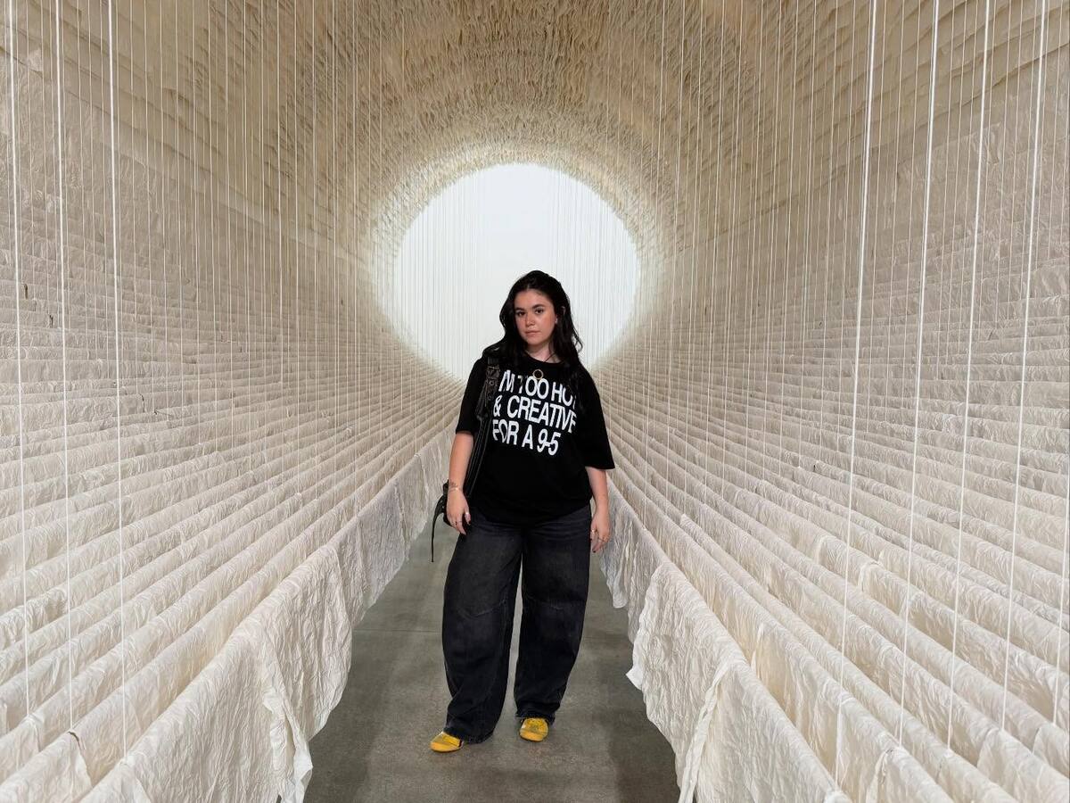 Sarah López, la colombiana que conquista París con “Un baúl lleno de sueños”