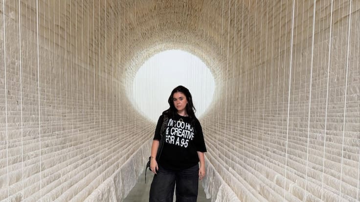 Sarah López, la colombiana que conquista París con “Un baúl lleno de sueños”