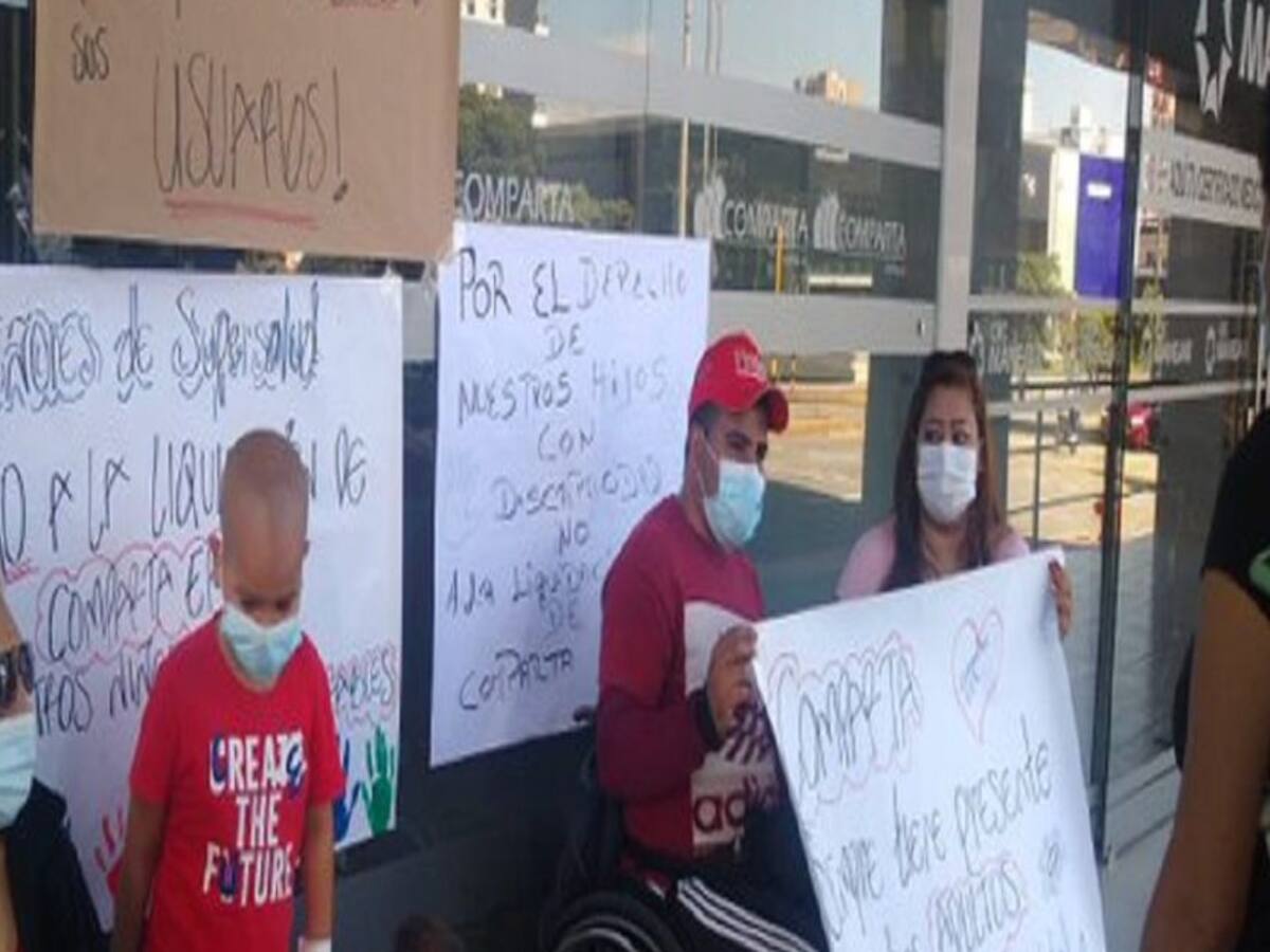 Madres de niños con discapacidad protestan en sede administrativa de Nueva Eps