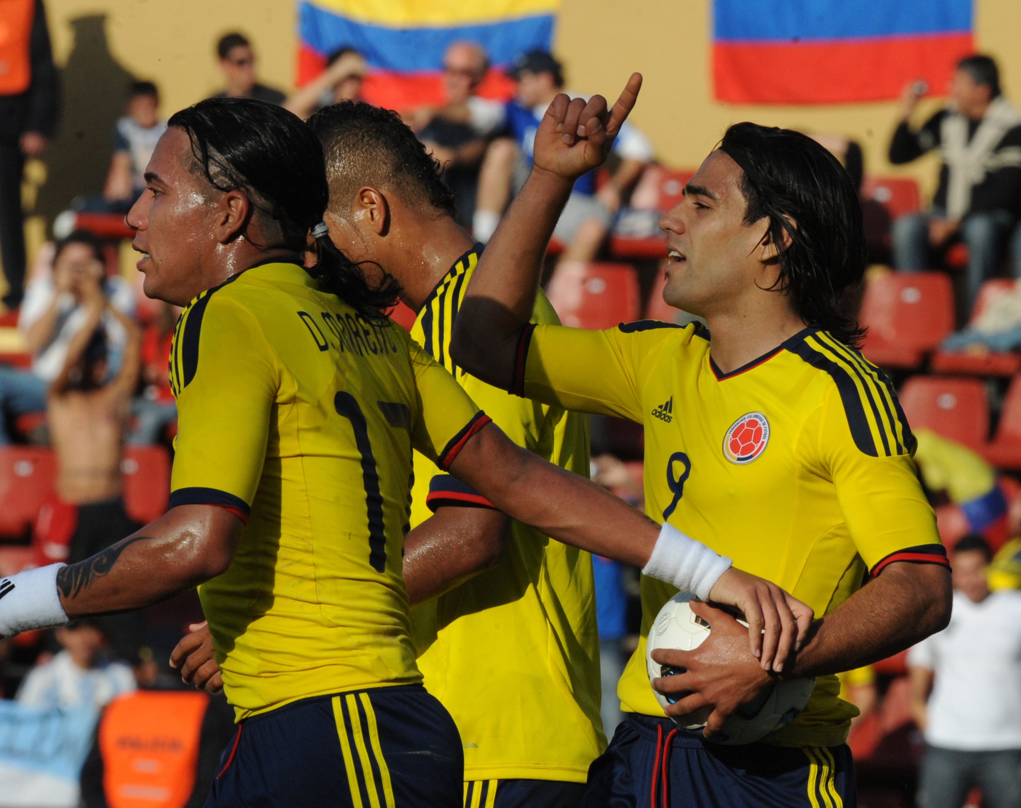 Dayro Moreno y Falcao García celebran un gol con la Selección Colombia en la Copa América del 2011. (Photo credit should read MIGUEL ROJO/AFP via Getty Images)