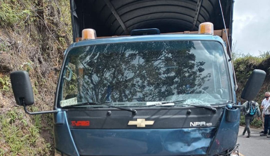 Accidente en la vía principal que conduce al municipio de Victoria, Caldas.