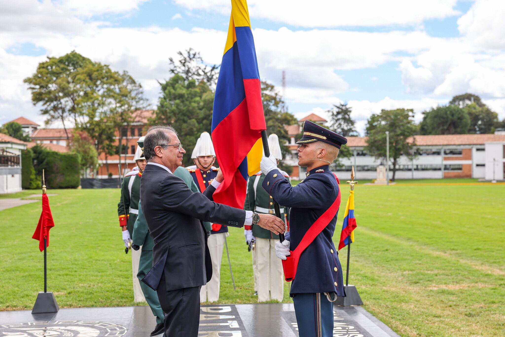Presidente Gustavo Petro participa en la ceremonia de ascensos militares.