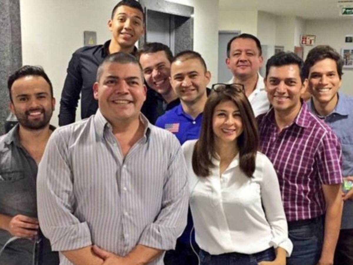 La Luciérnaga celebró el Día del Periodista al son de la trova