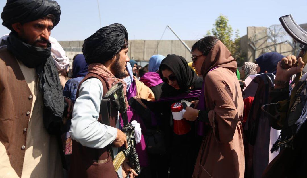 Talibanes intervienen en una manifestación de mujeres afganas que exigen garantizar sus derechos.