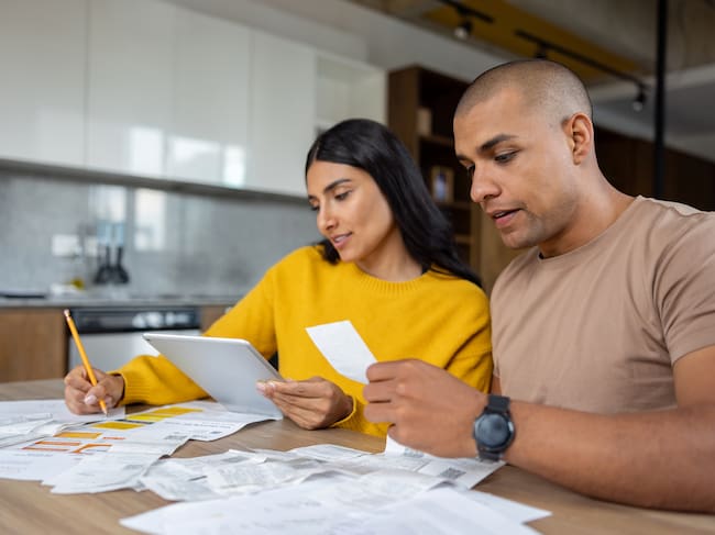 calculando impuestos. Cortesía: Hispanolitci, GettyImages
