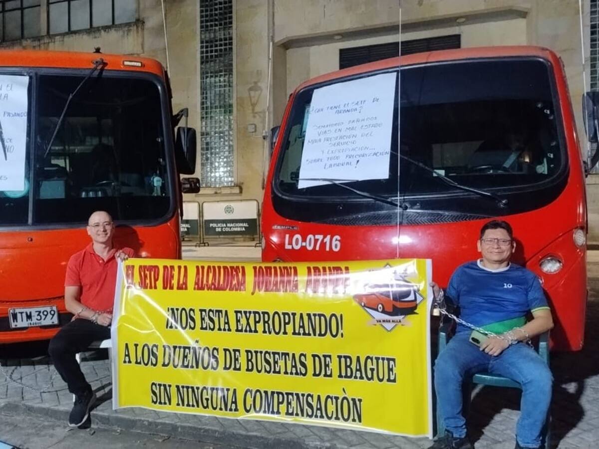 Transportadores se encadenaron a las busetas en la sede de la Alcaldía de Ibagué