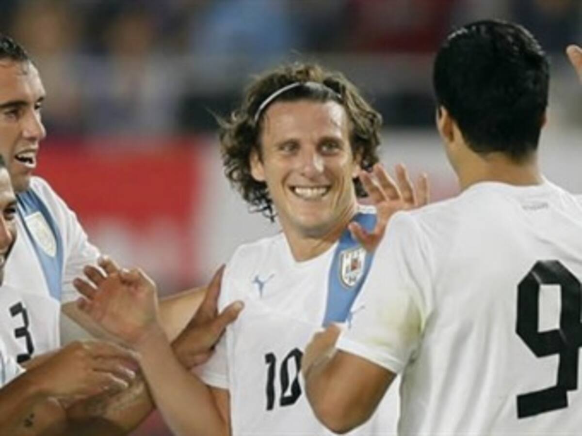 Uruguay llega en silencio a Lima para enfrentar a Perú en partido clave para ir a Brasil