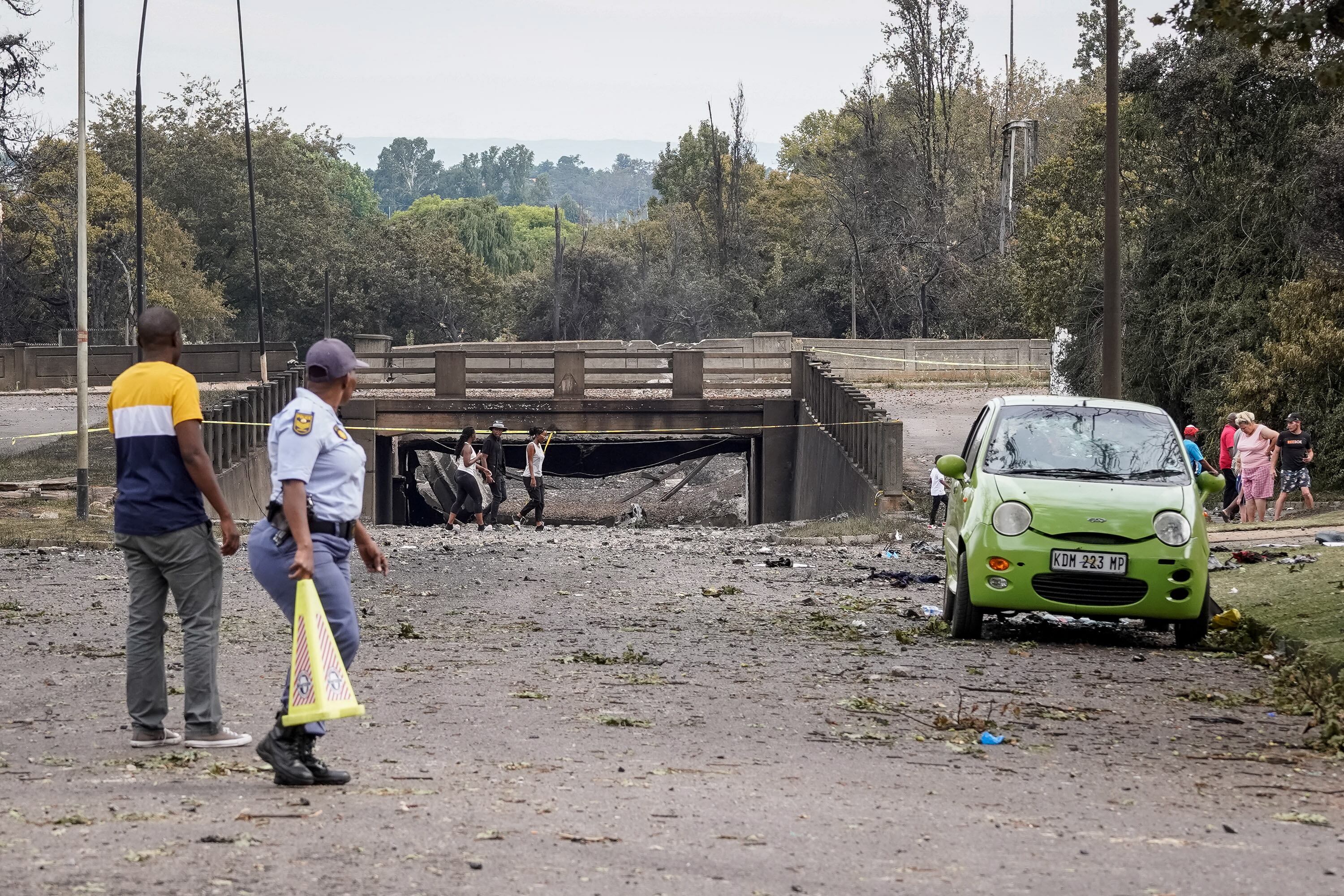 La escena de la explosión de un camión cisterna de combustible en Johannesburgo, Sudáfrica / EFE
