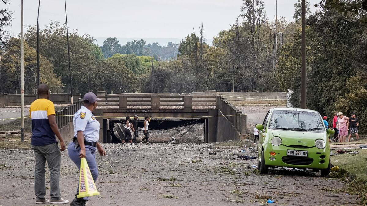 Suben a 15 los muertos en explosión de un camión cisterna en Sudáfrica