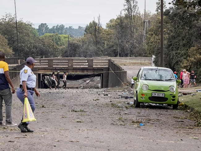 La escena de la explosión de un camión cisterna de combustible en Johannesburgo, Sudáfrica / EFE