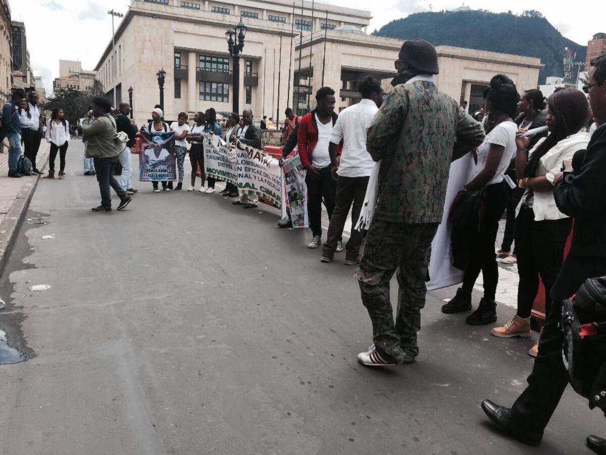 Desde las nueve de la mañana los afrocolombianos residentes en Bogotá realizan un plantón en la Plaza de Bolívar para pedir a las autoridades que aclaren estos recientes homicidios.