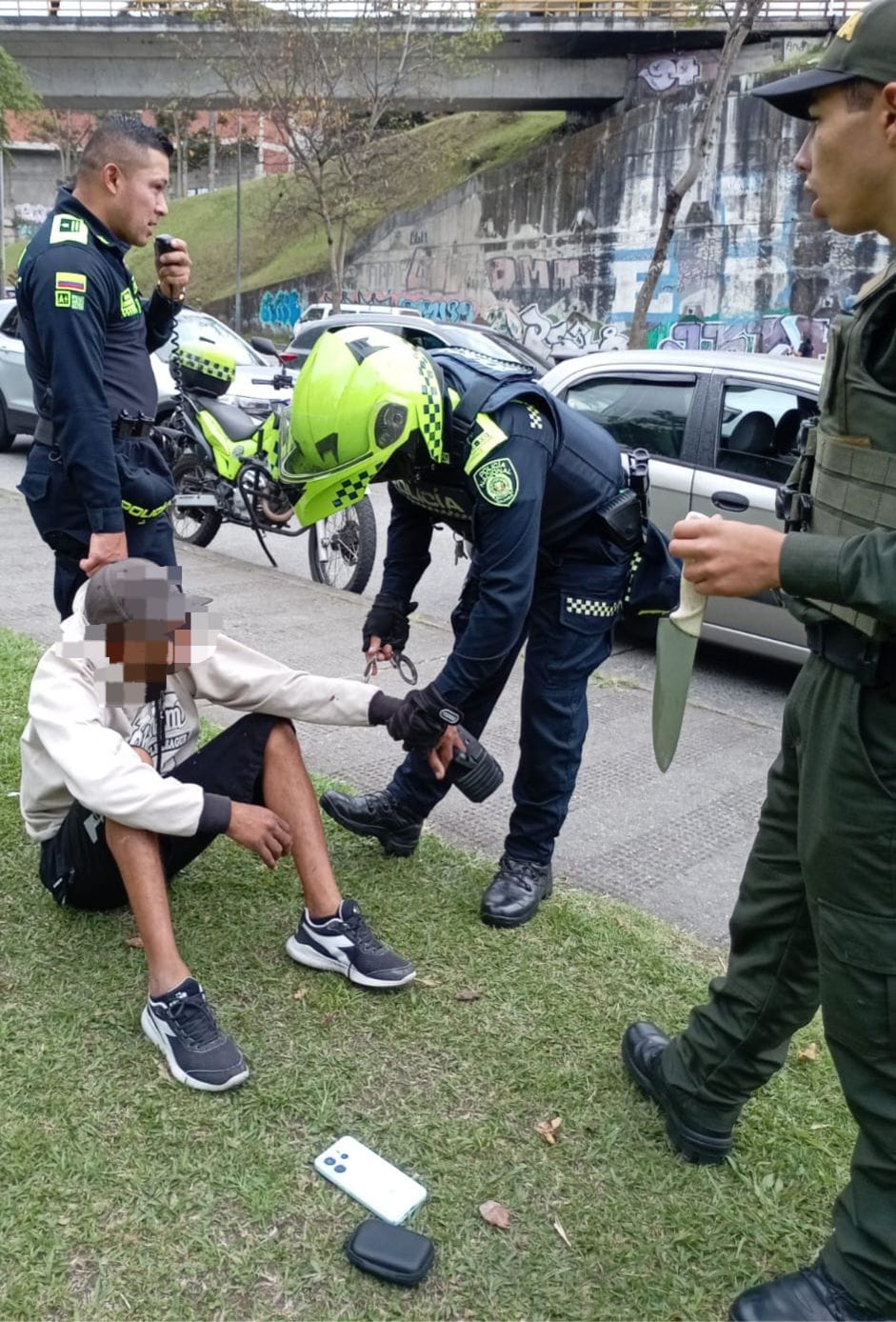 El hombre fue reducido por dos auxiliares de la Policía Metropolitana de Manizales