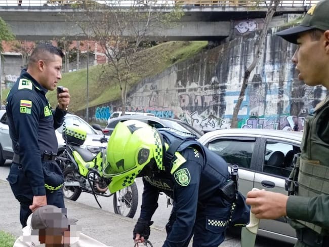 El hombre fue reducido por dos auxiliares de la Policía Metropolitana de Manizales
