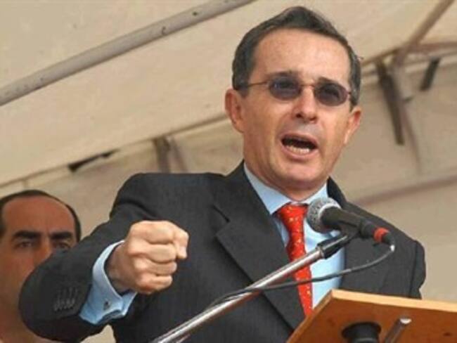 Fuerte regaño de Uribe a funcionarios que redactaron los decretos de la emergencia social