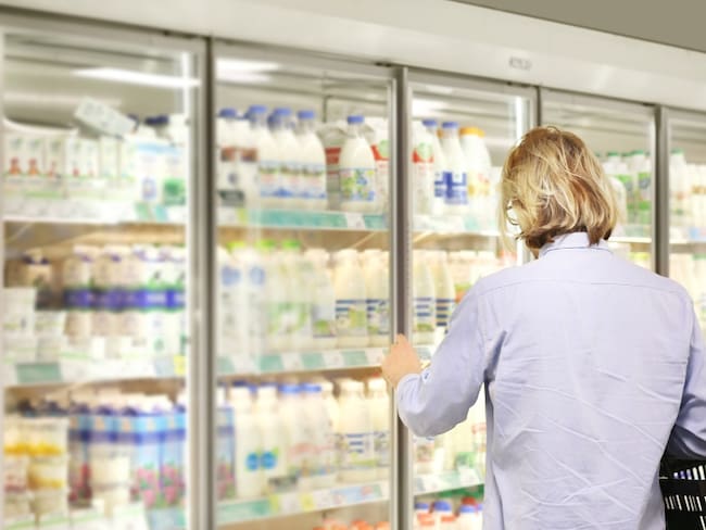 Persona eligiendo yogur en supermercado // Imagen de referencia Getty Images