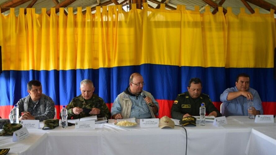 El ministro de Defensa dio instrucciones a los comandantes del Ejército y la Policía para fortalecer la presencia en este municipio tras los hechos ocurridos en Cuatro Esquinas.. Foto: Gobernación del Cauca