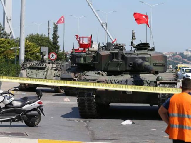 Crece el número de víctimas tras el fallido golpe militar en Turquía