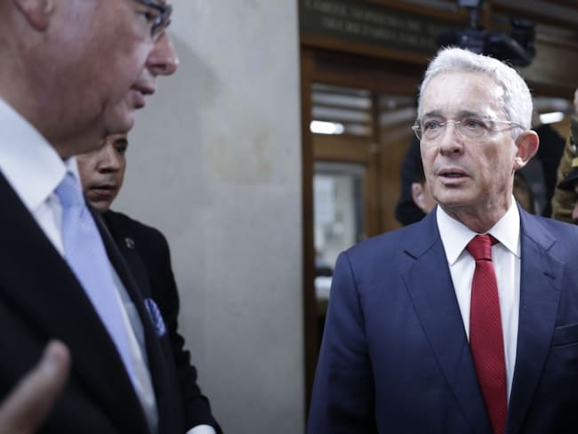 Empresarios piden que Uribe siga defendiéndose en libertad