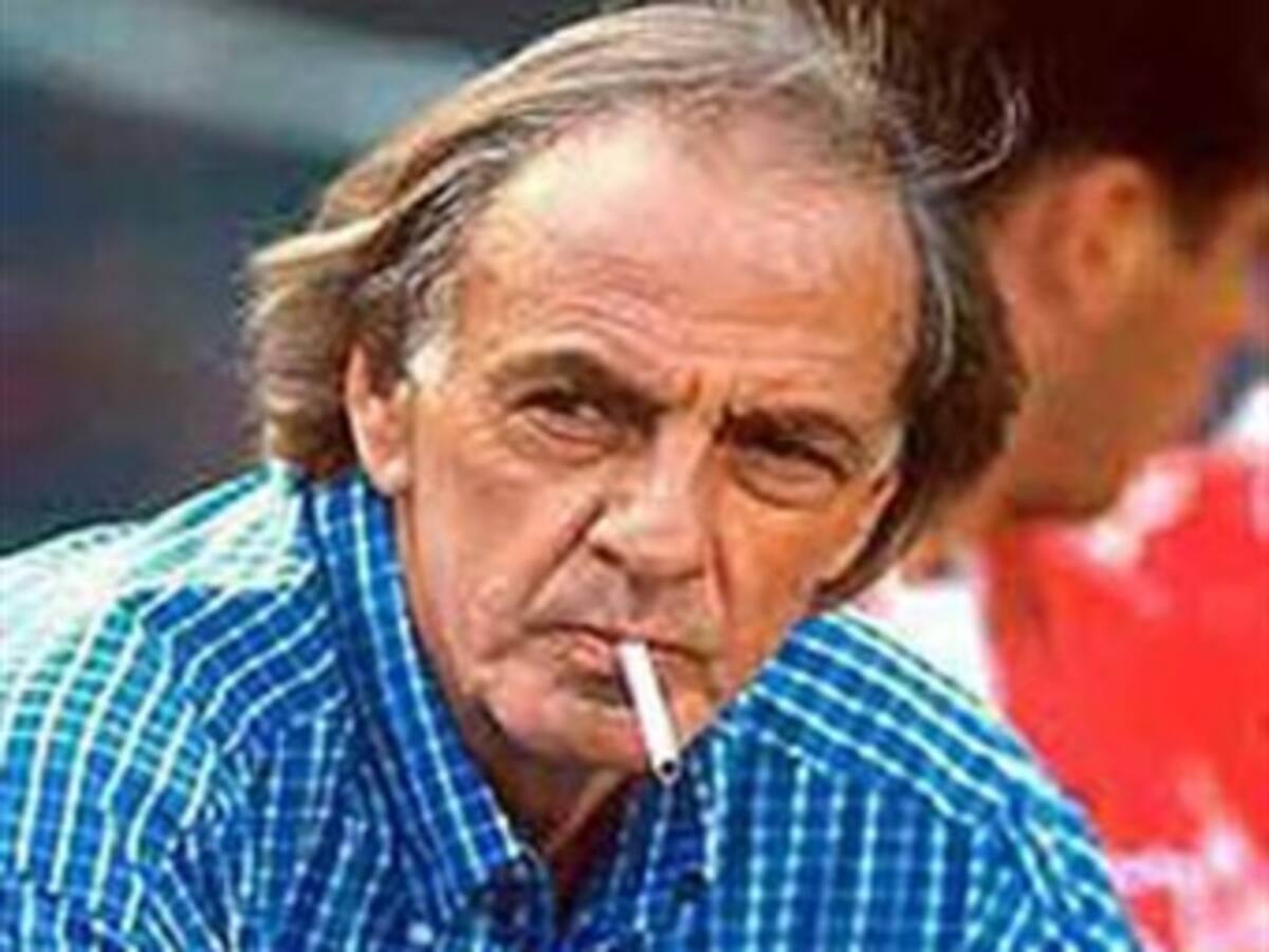 César Luis Menotti en cuidados intensivos por afección pulmonar
