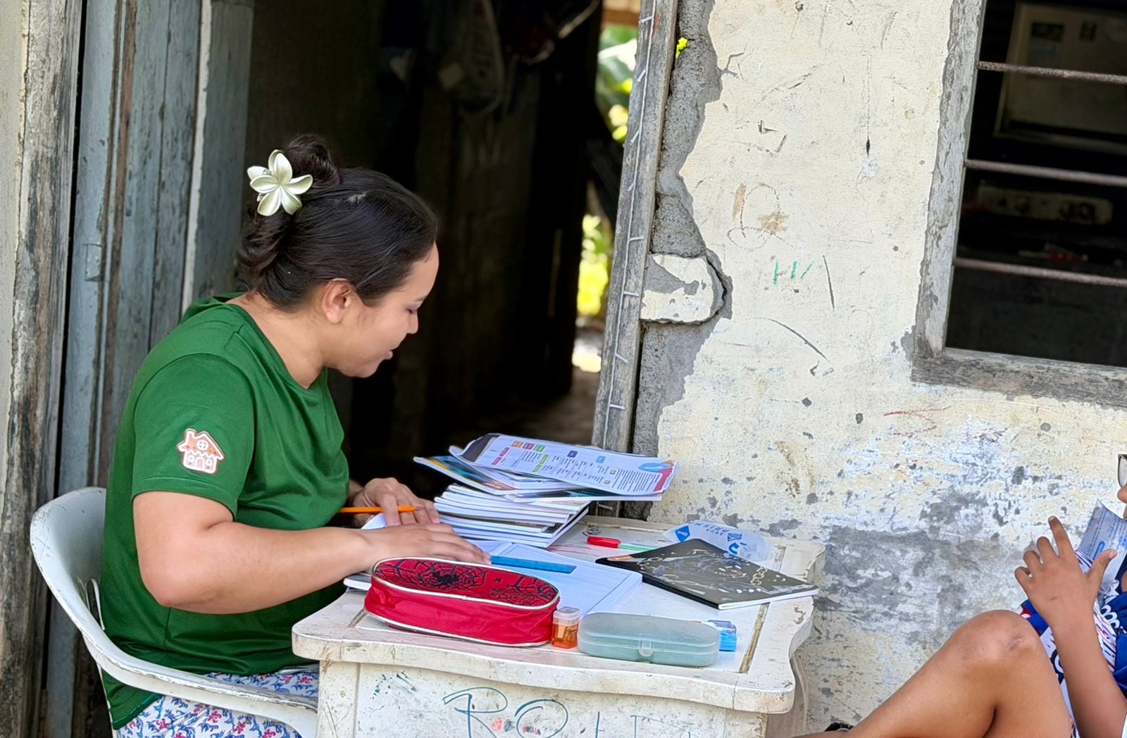 En medio de inundaciones en Córdoba, una madre y su hijo hacen tareas frente a su casa
