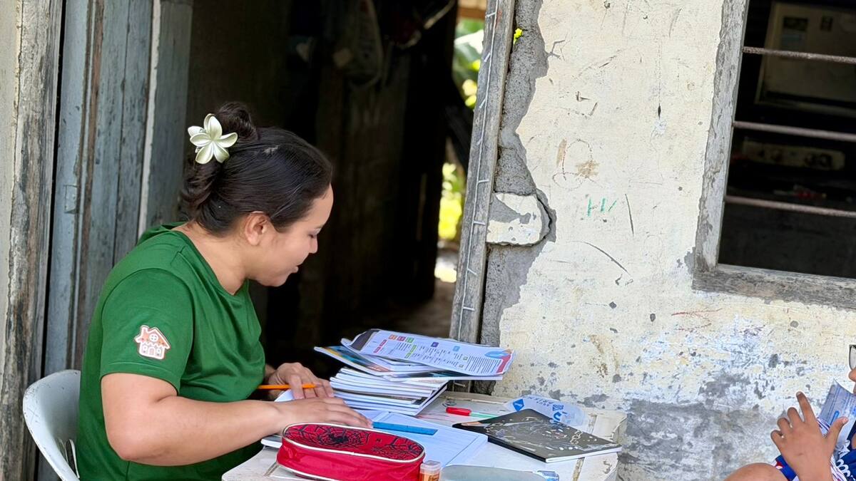 En medio de inundaciones en Córdoba, una madre y su hijo hacen tareas frente a su casa
