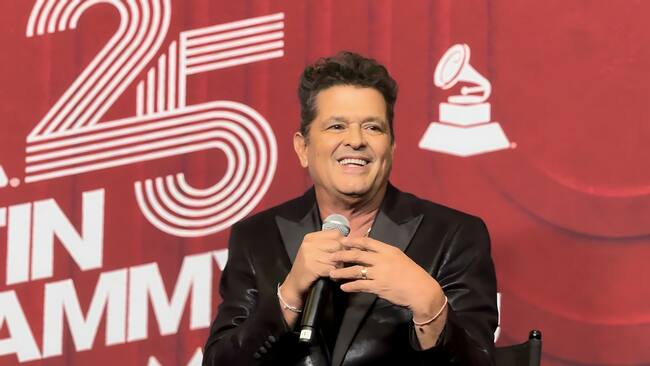 USA8809. MIAMI (FL, EEUU), 11/11/2024.- El cantante colombiano Carlos Vives, habla durante una rueda de prensa en el Centro Kaseya, este lunes, en Miami, Florida (Estados Unidos). El cantautor colombiano Carlos Vives expresó este lunes que el Latin Grammy representa la "banda sonora de esta locura que es nuestra diversidad cultural" y por eso se declaró "emocionado" de ser el invitado de honor en la edición 25 de los premios, que se entregan este próximo jueves en la ciudad de Miami. EFE/ Alicia Civita