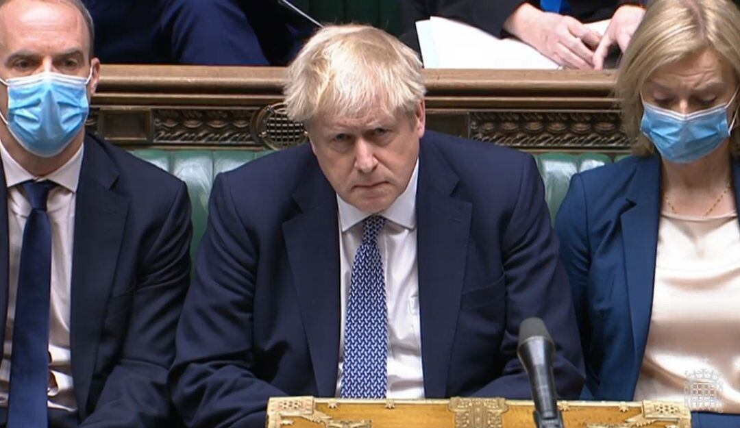 El primer ministro Boris Johnson responde ante el Parlamento por las fiestas.