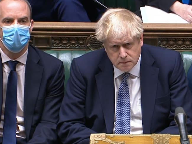El primer ministro Boris Johnson responde ante el Parlamento por las fiestas.