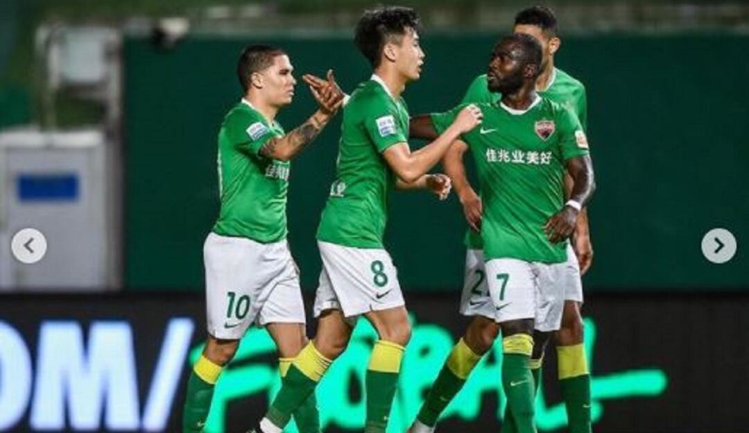 El volante colombiano festeja su primer gol en el fútbol chino.