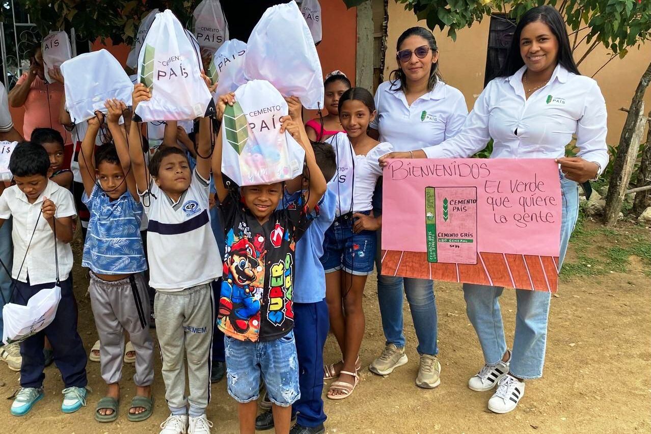 continúa fortaleciendo su programa “De Vuelta al Cole” con la entrega de kits escolares a estudiantes del barrio Cantagallo, en El Carmen de Bolívar