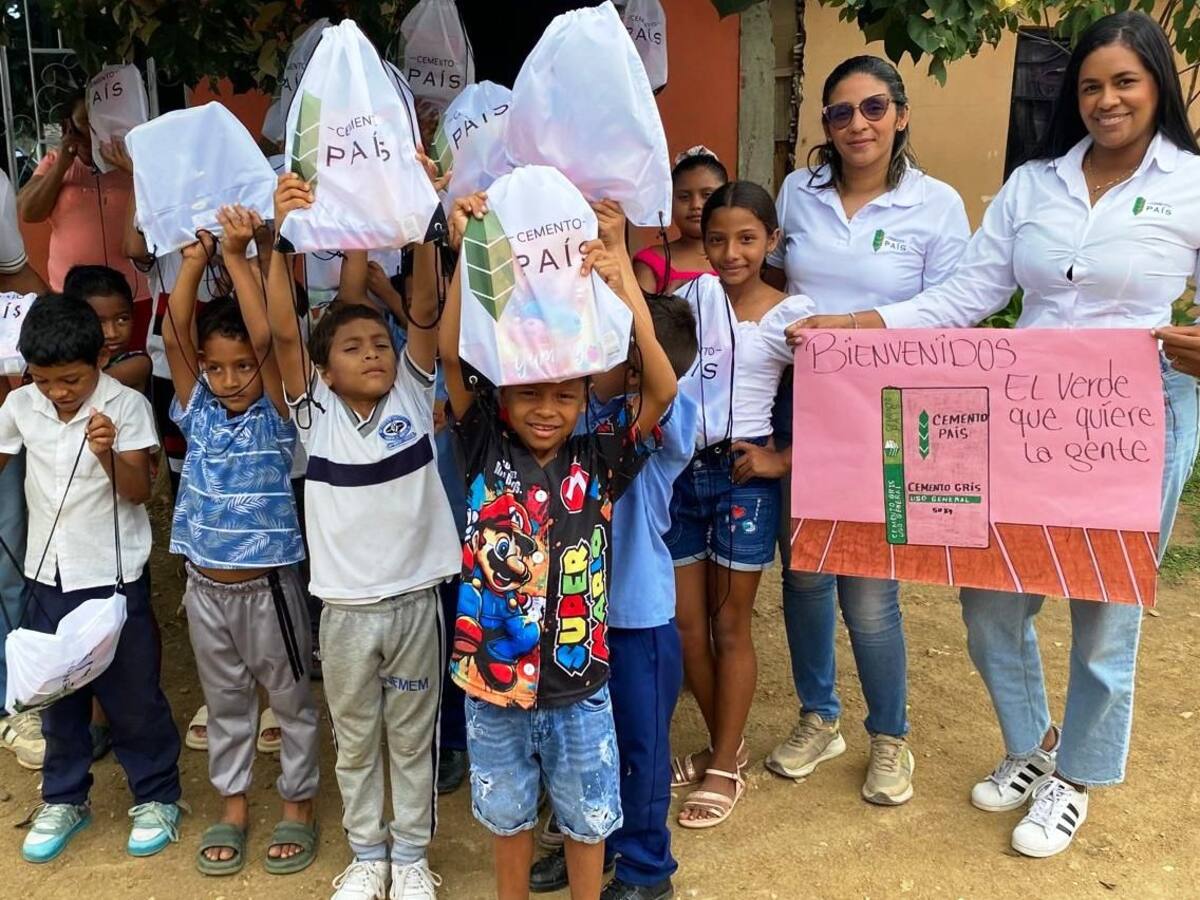 Cemento País entrega kits escolares en los Montes de María