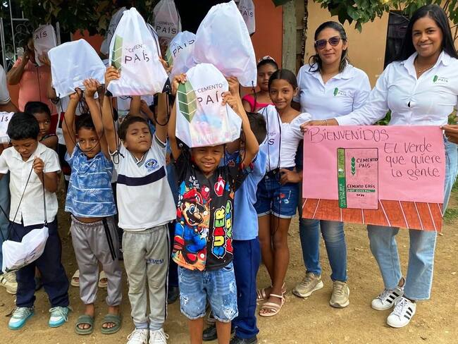 continúa fortaleciendo su programa “De Vuelta al Cole” con la entrega de kits escolares a estudiantes del barrio Cantagallo, en El Carmen de Bolívar