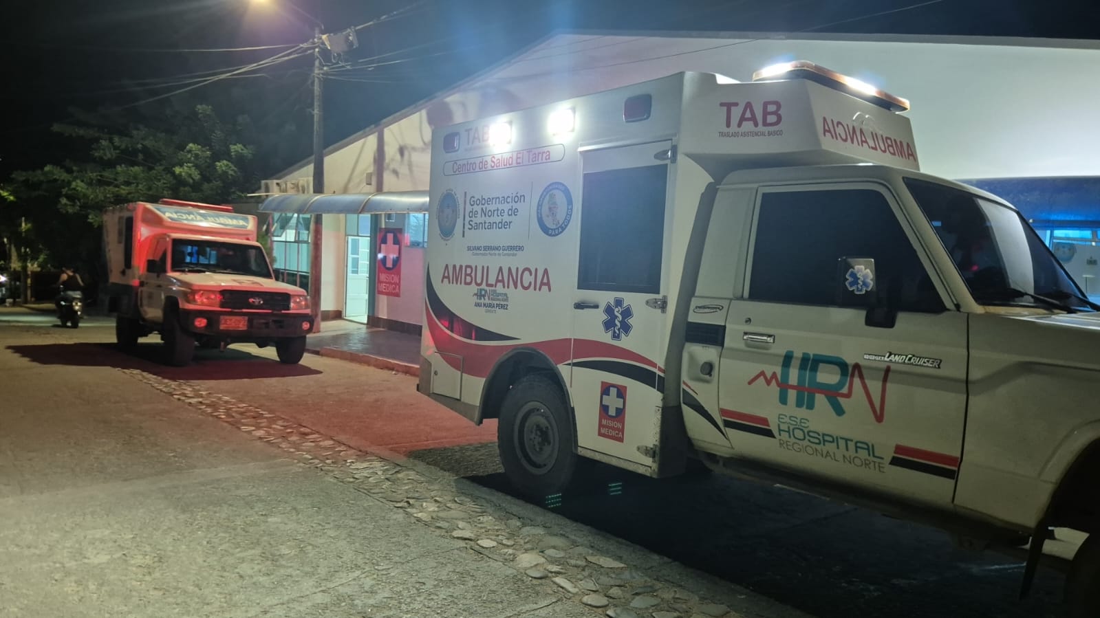 Trasladado de personas heridas por ataque con dron en Cuatro Esquinas, El Tarra. / Foto: Cortesía.