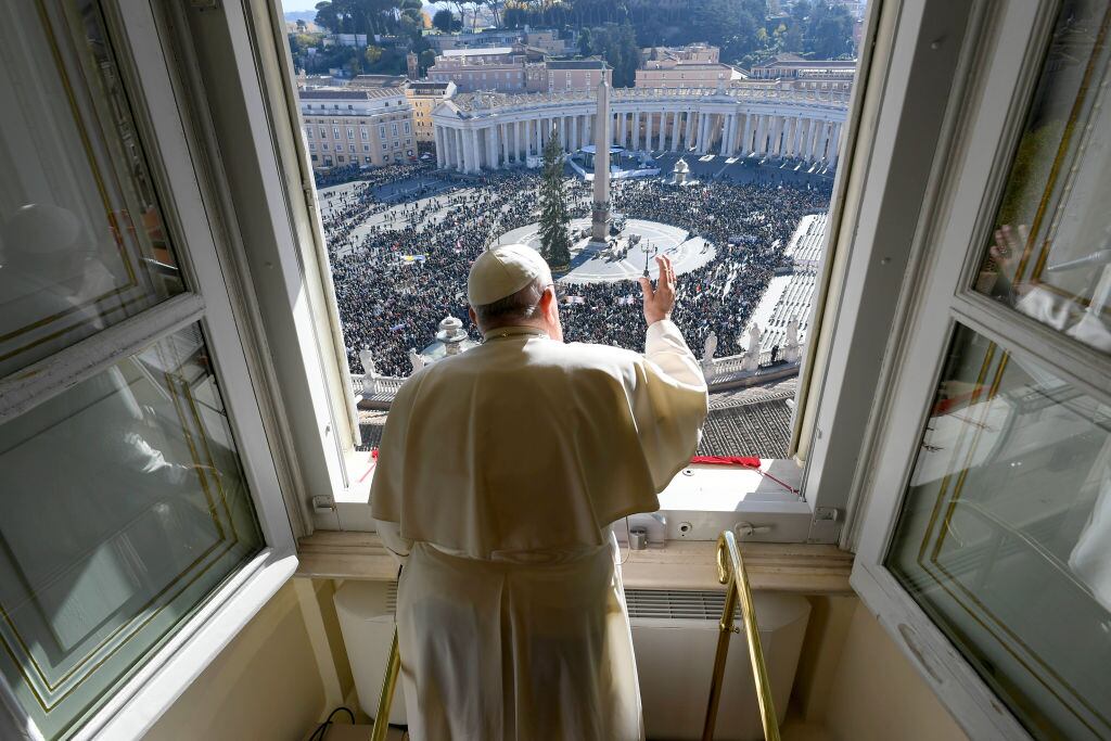 Papa Francisco de espalda saludando a los fieles en la Plaza de San Pedro. Foto: Getty Images.